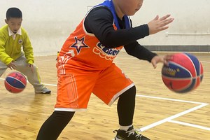 体育课前小游戏10人左右关于篮球的。简答有趣的